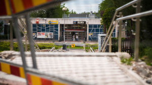 Parken ligger brevid Mellungsbacka metrostations norra öppning. En avstängd park med trappor framför Mellugnsbacka metrostation. Parkens stenbeläggning är inte i skick, och det står högar av kakel i parken.