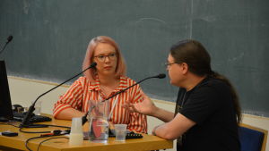 Maria Turtschaninoff. Maria Turtschaninoff blir intervjuad i ett auditorium under Finncon.