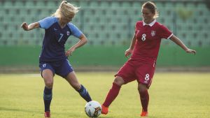 Engman har gjort 55 landskamper för Finland. Adelina Engman kämpar om bollen