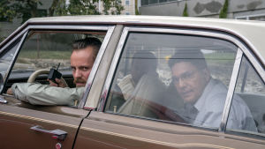 Vi vill inte att ni skall vara här, tycker Felix (Jasper Pääkkönen) och hans kumpaner. Felix (Jasper Pääkkönen) sitter i en bil med andra klanmedlemmar och ser bistert ut genom bilrutan.
