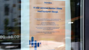 En lapp på bankkontorets dörr berättar om stängningsplanerna. Lapp på Nickbykontorets dörr där Nordea meddelar om att kontoret stänger.
