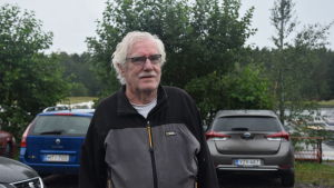Peter Pipping tycker att många båtförare orsakar svallvågor när de tar i hamn. Peter Pipping står framför några bilar