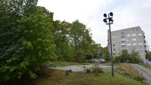 Ska museet utvidas på den här tomten? Vy över tom tomtmark i Åbo centrum, ett höghus står i bakgrunden.