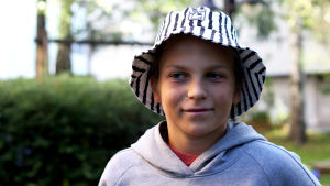 Milo Laurent intervjuar författare och illustratörer i Estrids bokklubb. Ung kille i hatt.