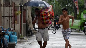 Tyfonen Mangkhut, eller Ompong som den kallas i Filippinerna, drog in över önationen sent på fredag kväll och det är ont om bilder. På dagen förberedde man sig febrilt för tyfonen, som är den värsta stormen i år och kanske på fem år. Förberedelser inför Mangkhut i Manila.