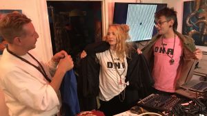 Amanda Ekberg, mitten, understryker att DNA inte är en kontinuitet från Svenska Akademien utan strävar efter att vara något helt nytt. Tre personer förevisar sina t-shirts med texten "I am D.N.A."