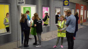 Eleverna diskuterar och håller stenhård koll på sina företag. Företagsbyn i Vik.
