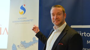 Immateriella saker, såsom tystnaden och den friska luften har börjat att lyftas upp mer också bland politiker idag, säger Stefan Wallin. Men även det som forskarna kallar självförverkligande, som Wallin beskriver som "att kunna krama all livskvalitet ur sitt vad vi nu vet enda liv här på jorden", anser han lyckas bra att åstadkomma i skärgården. Stefan Wallin.