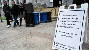 Stängt. Museerna i Washington har inte pengar för att betala personalen, som permitteras. Skylten förklarar att Smithsonianmuseerna i Washington är stängda p.g.a. shutdown.