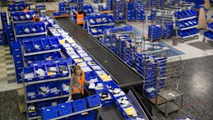 De automatiserade beskattningssystemen ska kunna minska leveranstiden från och med juli. Personal arbetar på Postens logistikcentral