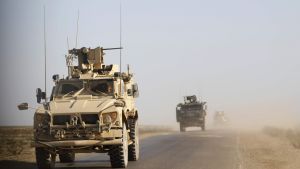 Bepansrade amerikanska fordon som patrullerade i provinsen Deir ez-Zor (där också Baghuz ligger) den 31 januari. Bepansrade amerikanska fordon som patrullerade i provinsen Deir ez-Zor (där också Baghuz ligger) den 31 januari.