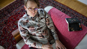 Axel Åhman är programledare för tv-serien och söker nu deltagare. Axel Åhman sitter i en soffa med en dator och tittar in i kameran.