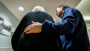 Bland nyfinländare är det vanligare med deltids- eller visstidsjobb, jämfört med infödda finländare. Det är också vanligt att nyfinländarna jobbar med sådant som inte motsvarar deras utbildning. Bern Amar hjälper en åldring