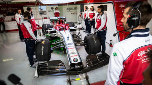 Räikkönens bil kommer att uppdateras till nästa helgs tävling. Kimi Räikkönen i depån