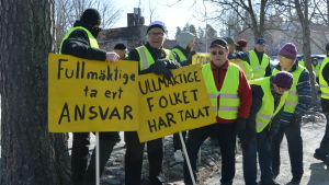Demonstranter utanför ämbetshuset. Demonstranter utanför ämbetshuset i Smedsby.