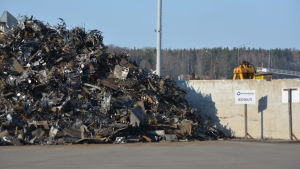 Ett mindre berg av metallskrot. Ett litet berg med järnskrot på ett hamnområde.