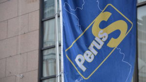 Sannfinländarna motsatte sig som enda parti beslutet att skjuta upp valet. Närbild på Sannfinländarnas reklamflagga på valgatan i Åbo.
