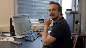 Historielärare Oskar Dikert. En bild på historielärare Oskar Dikert som sitter vid sitt arbetsbord.