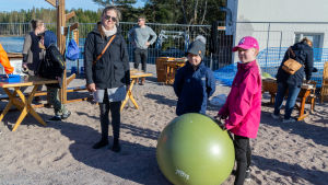 Alexandra Lönnroos-Uddström tillsammans med Wiggo och Alina Uddström. Loppmarknads fynd, en stor boll.