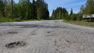 De milda och blöta vintrarna i kombination med dubbdäck nöter på vägarna. Rangsbyvägen i Närpes.
