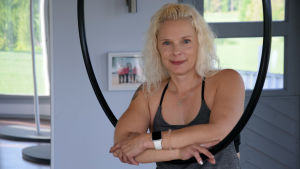 Mia Grandell började träna fitnesspole efter att ha fött sitt fjärde barn. En blond kvinna på ett gym iklädd gymnastikkläder.