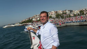 Ekrem Imamoglu fotograferades på en färja över Bosporen efter hans sista valmöte i Istanbul på lördagen. Ekrem Imamoglu fotograferades på en färja över Bosporen efter hans sista valmöte i Istanbul på lördagen.