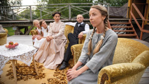 Maria (Alexandra Mangs) flyttar in hos familjen Vartiovaara, fr v döttrarna som spelas av Alva Svanbäck och Linn Österberg, Maiju (Pia Simons) och Eino (Roland Engström). Maria Åkerblom (Alexandra Mangs) flyttar in hos sin fosterfamilj.