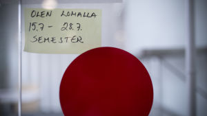 Semestertider kräver att den vårdpersonal som är på jobb är flexibel och tar sig an extrauppgifter. yleiskuva