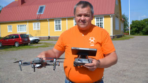 Patrick Nyholm har övat på att ratta drönaren sedan förra hösten. En man med en drönare och drönarkontroll i händerna.
