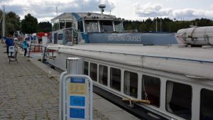 Kryssningsfartygets avfärd går från passagerarhamnen i Borgå. Kryssningsfartyg som lagt till i hamnen i Borgå.