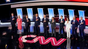 Debattörena står upp när den amerikanska nationalsången spelades inför debatten. Alla 10 kandidater på rad på scenen i Detroit, handen på hjärtat under nationalsången.
