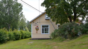 Sjödahl och Karlsson skulle ha velat bevara Pernå kyrkoby skola. Kyrkoby skola i Pernå i Lovisa.