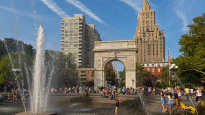 Campusområdet vid prestigefyllda New York University ligger i centrala Manhattan, vid Washington Square Park. Ett läsår på universitet kostar tiotusentals dollar. Washington Square Park i New York. Parken fungerar också som campusområden för studenter vid New York University (NYU).