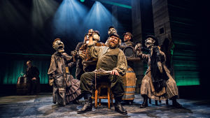 Mats Holmqvist som Tevje. Scen med Tevje ur Spelman på taket på Wasa teater.
