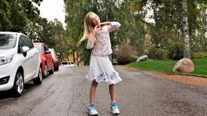 För Ida MM, hemma från Drumsö, betyder inte disco bara discodans, utan också finalbidraget i årets MGP. Ida Mansikka står mitt på en landsväg och tittar in i kameran. Hon har en blommig skjorta och en vit klänning på sig, hon ler in i kameran och formar ett hjärta med händerna. Ute är det regnigt väder.