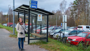 Sanna Päivärinta är glad över att så många parkerar vid Ensbacka anslutningsparkering. Sanna Päivärinta vid busshållplats.