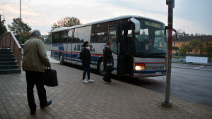 Ampers busstrafik kör bland annat turer från Raseborg till Helsingfors. I dag går det fyra turer tur–retur längs väg 51. Passagerare stiger på en buss.