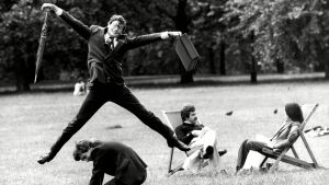 Skottdagen är en dag då allt är bakvänt. Bilden är från ett skottårsevenemang i Green Park i London år 1980. En man hoppar i luften under ett välgörenhets evenemang i Green Park i London.