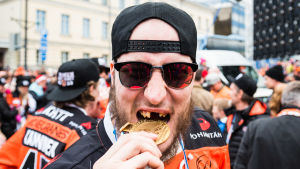 Miro Karjalainen vann FM-guld i HPK våren 2019. Miro Karjalainen firar guldet.