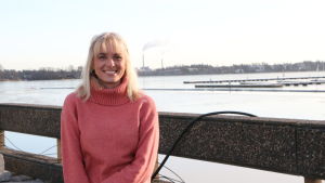 Bettina Hernberg anser att det viktigt att få höra någons berättelse som verkligen blivit frisk och inte alltid endast höra statistik från läkare och terapeuter. Bettina Hernberg står framför ett havslandskap.