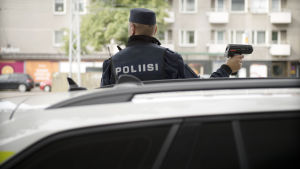 Antalet drogpåverkade i trafiken ökar. Poliisi mittaa ajonopeutta kadun varrella.