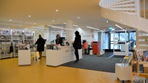 På biblioteket i Nickby störs besökare och personal av högljudda ungdomar. En biblioteksfoajé.