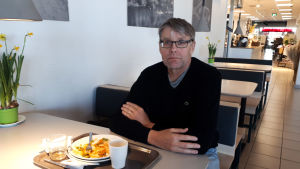 Mats Antas vardag påverkas inte av att gränsen mot Kymmenedalen stängs. En man sitter vid ett bord och äter lunch.