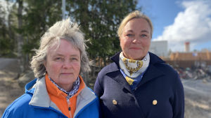 Monica Vidlund har märkt att många äldre behöver en samtalspartner just nu. Också normalt erbjuder Carola Näs företag att man exempelvis handlar mat för kundens räkning, idag är tjänsterna än mer använda än tidigare. Två kvinnor står utomhus och ser in i kameran.