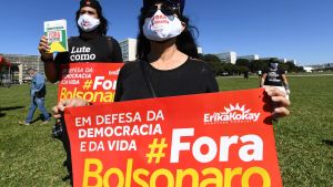 Brasilianska oppositionsaktivister protesterar mot president Jair Bolsonaro i Brasilia 21.5.2020 Brasilianska oppositionsaktivister protesterar mot president Jair Bolsonaro i Brasilia 21.5.2020