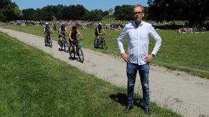Arnö konstaterar att Söder stöter på problem eftersom han är bayrare. En bayrare har aldrig tidigare kunnat bli tysk förbundskansler i Tyskland. IT-företagaren Kaj Arnö står framför en massa människor som njuter av sommardagen i Englischer Garten i München