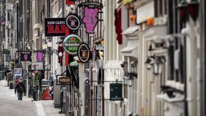 Bordeller och sexklubbar måste hålla stängt till september Red light district i Amsterdam