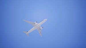 Flygbolagen bestämmer villkoren. Ett vitt flygplan fotograferat nerifrån mot en bakgrund av blå himmel. Det är ett Finnairplan som flyger över Böle i Helsingfors i juni 2020.