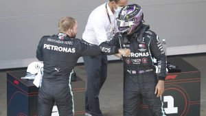 Valtteri Bottas och Lewis Hamilton. Bottas och Hamilton gratulerar varandra.
