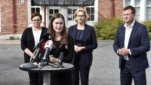 Tre ministrar besökte Jämsä. Så stort var regeringens intresse inte för nedläggningen av Metsä Botnia, noterar Kasköpolitikerna. Sanna Marin med två andra ministrar möter pressen i Jämsä
